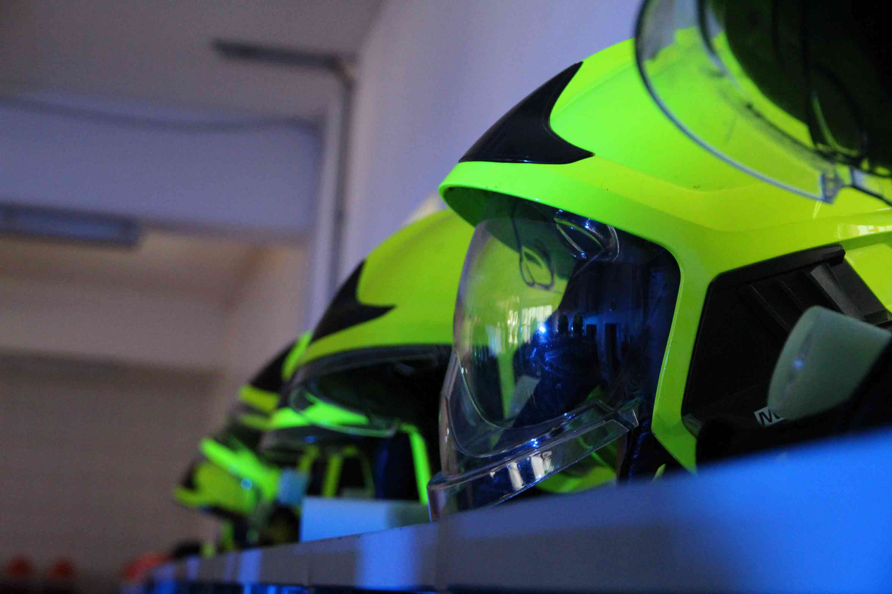 Dieses Bild zeigt Helme, welche zur persönlichen Schutzausrüstung der Einsatzkräfte gehören.