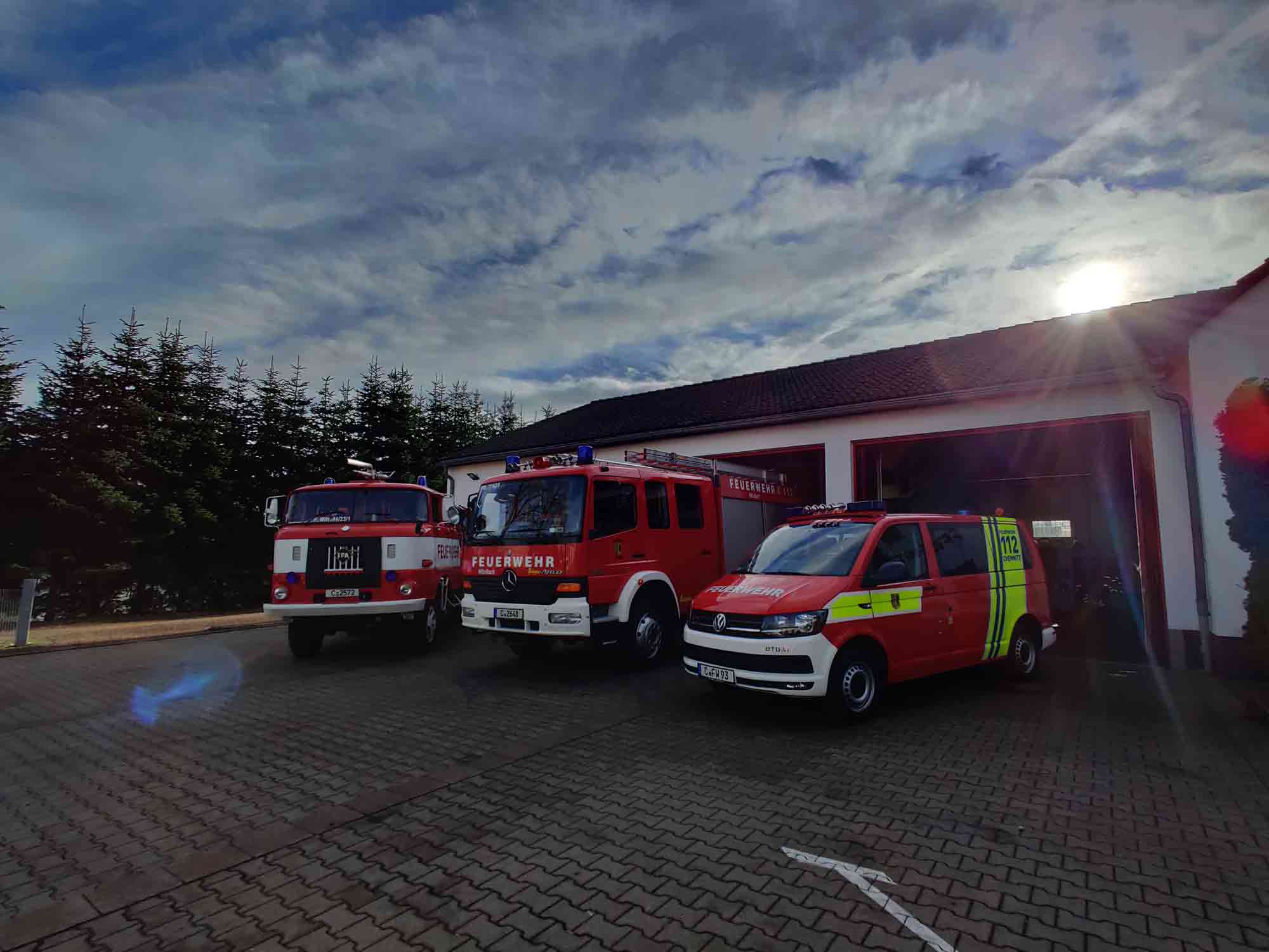 Dieses Bild zeigt die Einsatzfahrzeuge der Feuerwehr Mittelbach. Zu sehen sind ein TLF16 W50 GMK, ein LF8 sowie ein MTW auf Basis eines VW T6.